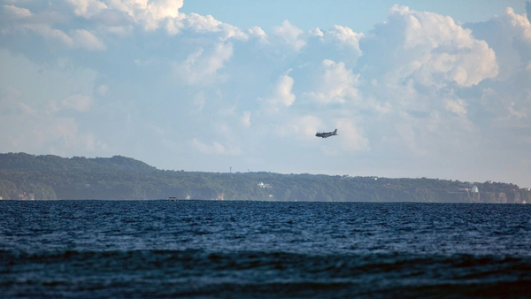 Privatflugzeug über der Nordseeküste